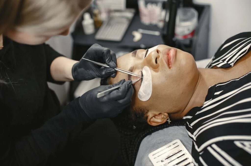 extension de cils en salon de beauté