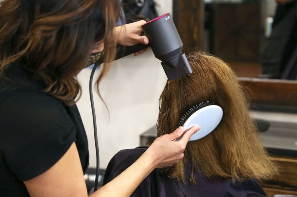 séance coiffeur contre perte de cheveux