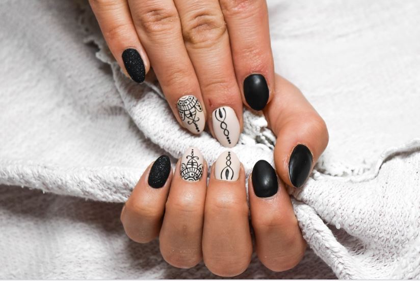 vernis à ongle noir et blanc avec motifs